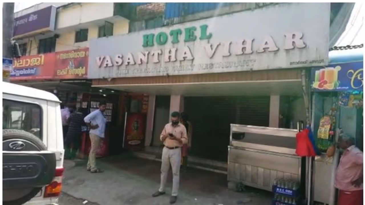 മസാലദോശയിൽ തേരട്ടയെന്ന് പരാതി; എറണാകുളത്ത് ഹോട്ടൽ അടപ്പിച്ചു