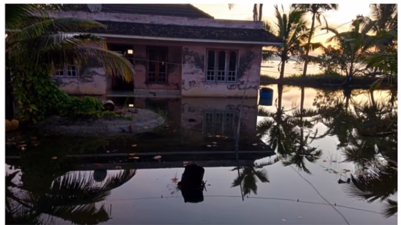 രാത്രികാല വേലിയേറ്റത്തിൽ ദുരിതത്തിലായി തീരദേശവാസികൾ; ജനപ്രതിനിധികൾ ഇടപെടുന്നില്ലെന്ന് പരാതി രാത്രികാല വേലിയേറ്റത്തിൽ ദുരിതത്തിലായി തീരദേശവാസികൾ; ജനപ്രതിനിധികൾ ഇടപെടുന്നില്ലെന്ന് പരാതി
