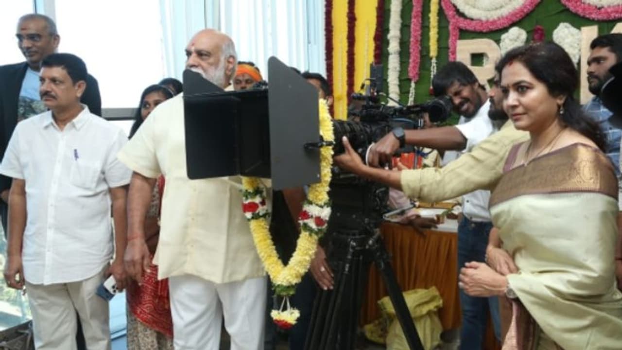 సింగర్ సునీత కొడుకు హీరోగా సినిమా.. దర్శకేంద్రుడు నిర్మాతగా ప్రారంభం.. సింగర్ సునీత కొడుకు హీరోగా సినిమా.. దర్శకేంద్రుడు నిర్మాతగా ప్రారంభం..