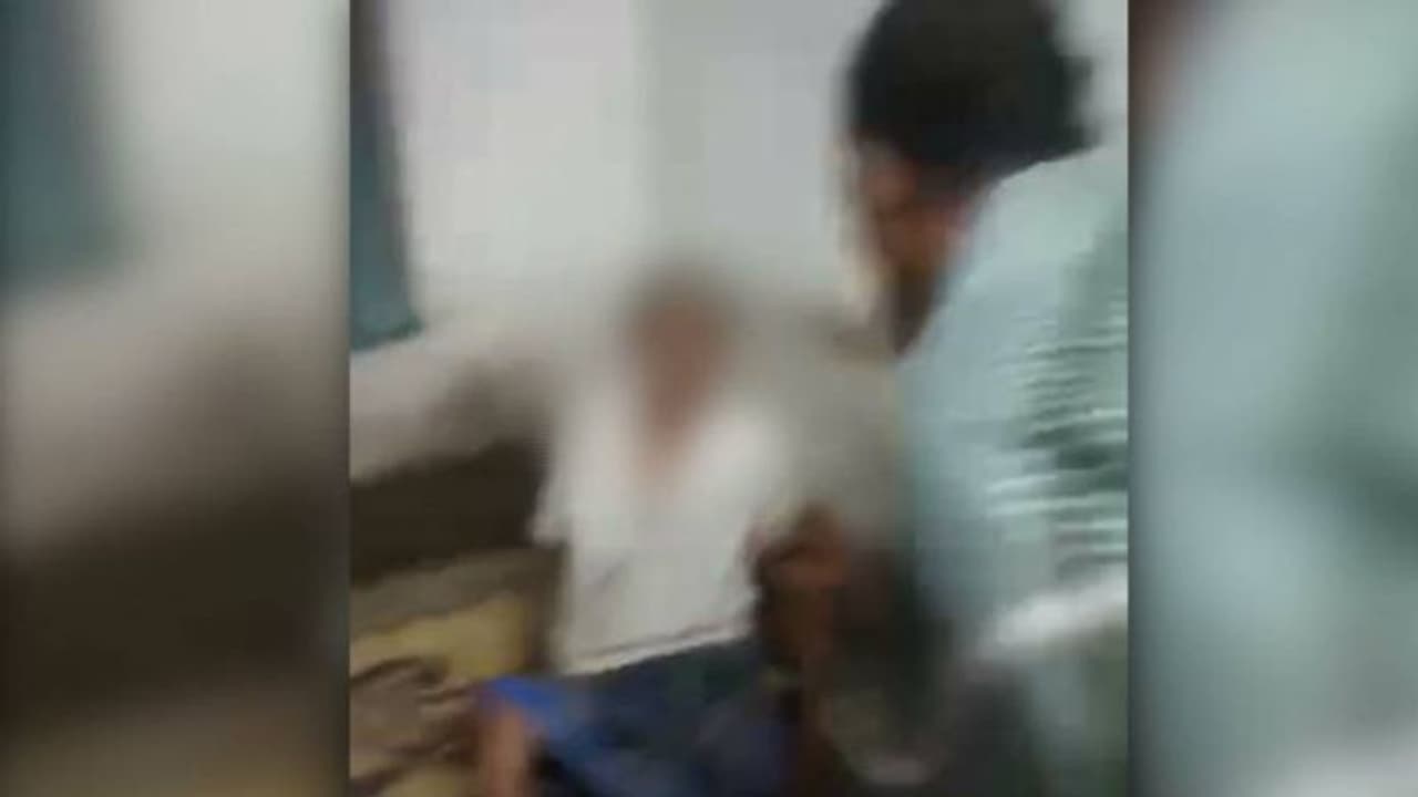 കോട്ടയത്ത് വൃദ്ധ മാതാവിനെ ക്രൂരമായി മർദ്ദിച്ച മകൻ പിടിയിൽ കോട്ടയത്ത് വൃദ്ധ മാതാവിനെ ക്രൂരമായി മർദ്ദിച്ച മകൻ പിടിയിൽ