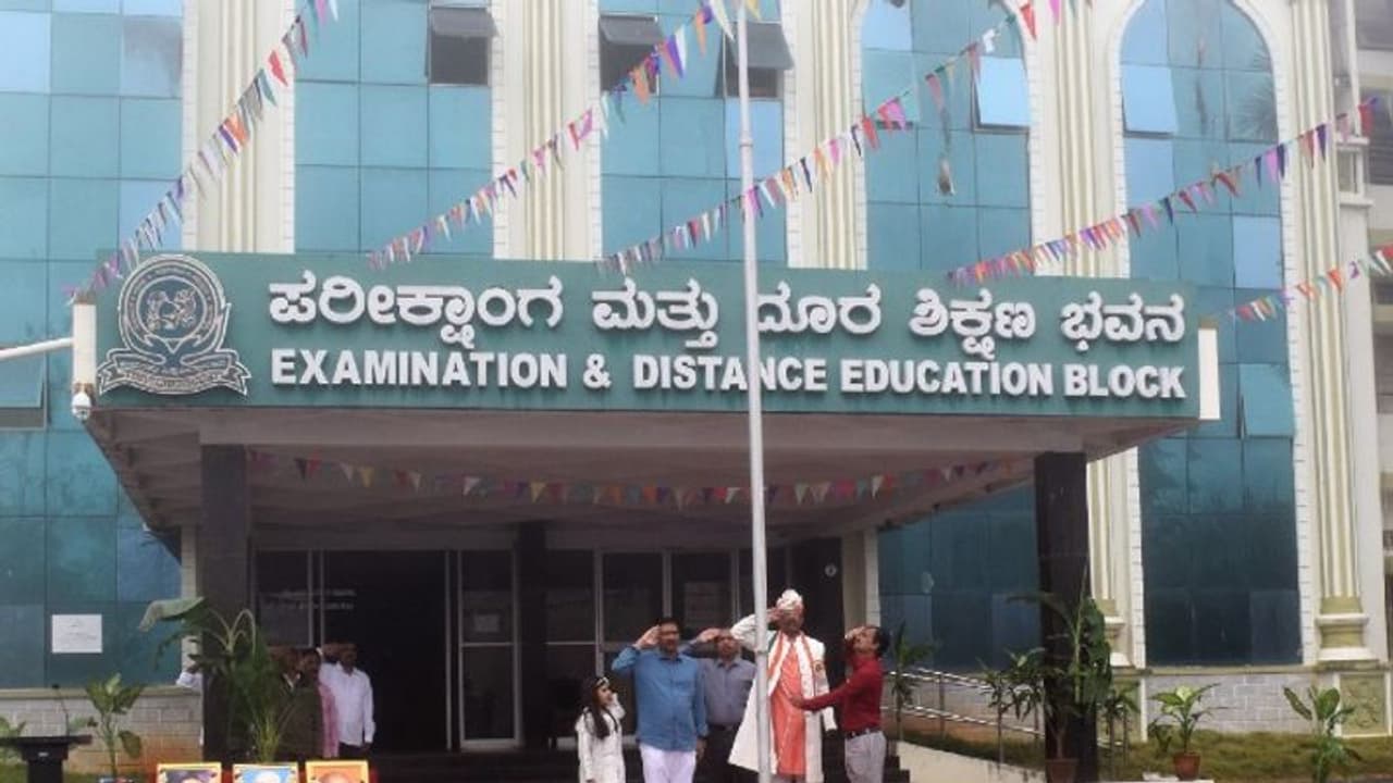 ಕುವೆಂಪು ವಿವಿಯಲ್ಲಿ 74ನೇ ಗಣರಾಜ್ಯೋತ್ಸವ ಆಚರಣೆ, ಧ್ವಜಾರೋಹಣ ನೆರವೇರಿಸಿದ ಪ್ರೊ. ವೀರಭದ್ರಪ್ಪ ಕುವೆಂಪು ವಿವಿಯಲ್ಲಿ 74ನೇ ಗಣರಾಜ್ಯೋತ್ಸವ ಆಚರಣೆ, ಧ್ವಜಾರೋಹಣ ನೆರವೇರಿಸಿದ ಪ್ರೊ. ವೀರಭದ್ರಪ್ಪ