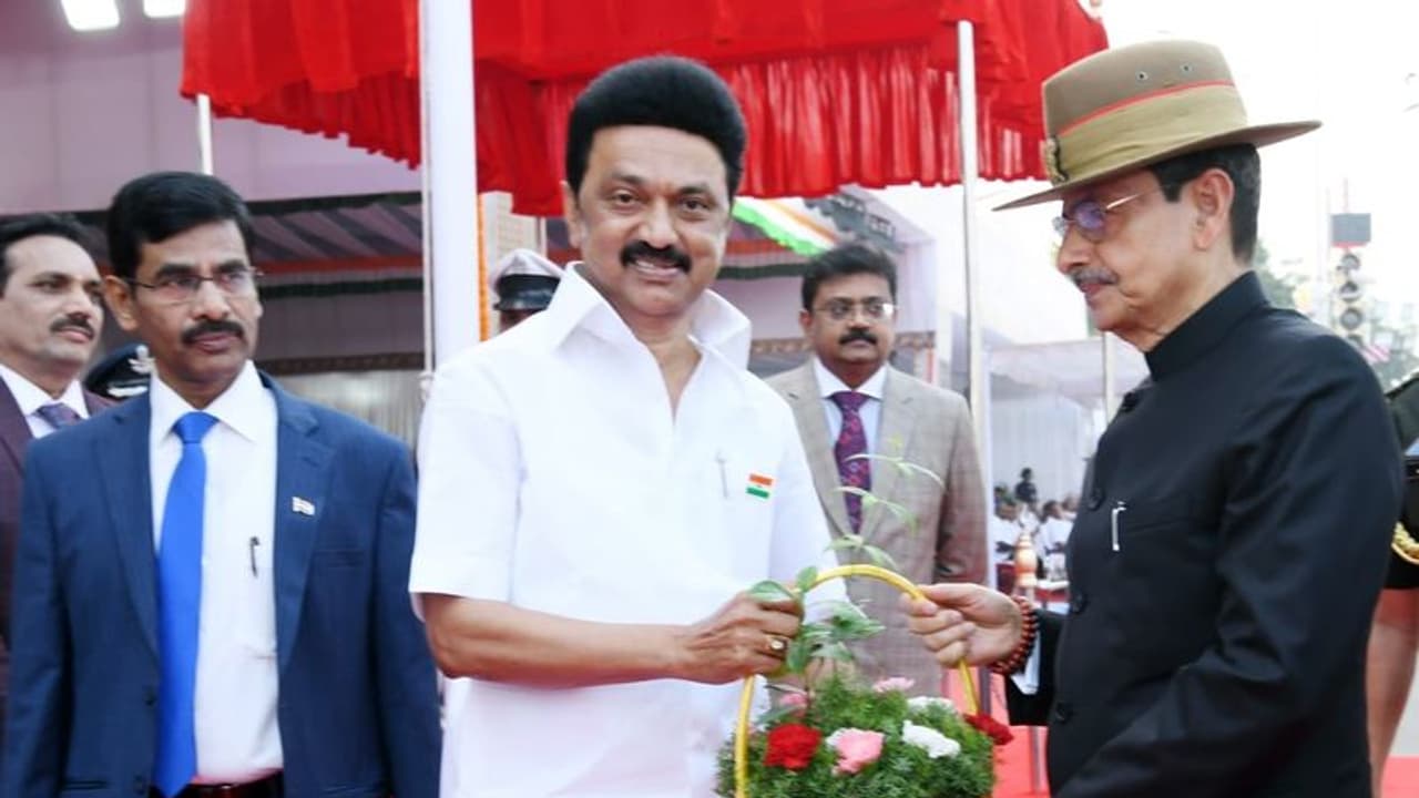 தமிழ் தாய் வாழ்த்துடன் தொடங்கிய ஆளுநரின் தேநீர் விருந்து; முதல்வர் பங்கேற்பு தமிழ் தாய் வாழ்த்துடன் தொடங்கிய ஆளுநரின் தேநீர் விருந்து; முதல்வர் பங்கேற்பு