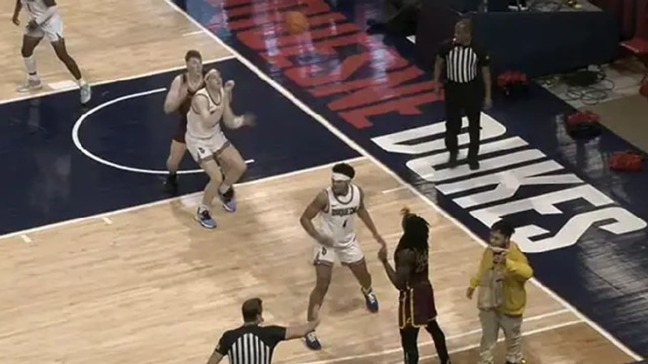 ഓര്ഡര് ചെയ്ത ഭക്ഷണവുമായി ഡെലിവെറി ഏജന്റ് വന്നിരിക്കുന്നത് എവിടെയാണെന്ന് നോക്കിക്കേ... ഓര്ഡര് ചെയ്ത ഭക്ഷണവുമായി ഡെലിവെറി ഏജന്റ് വന്നിരിക്കുന്നത് എവിടെയാണെന്ന് നോക്കിക്കേ...