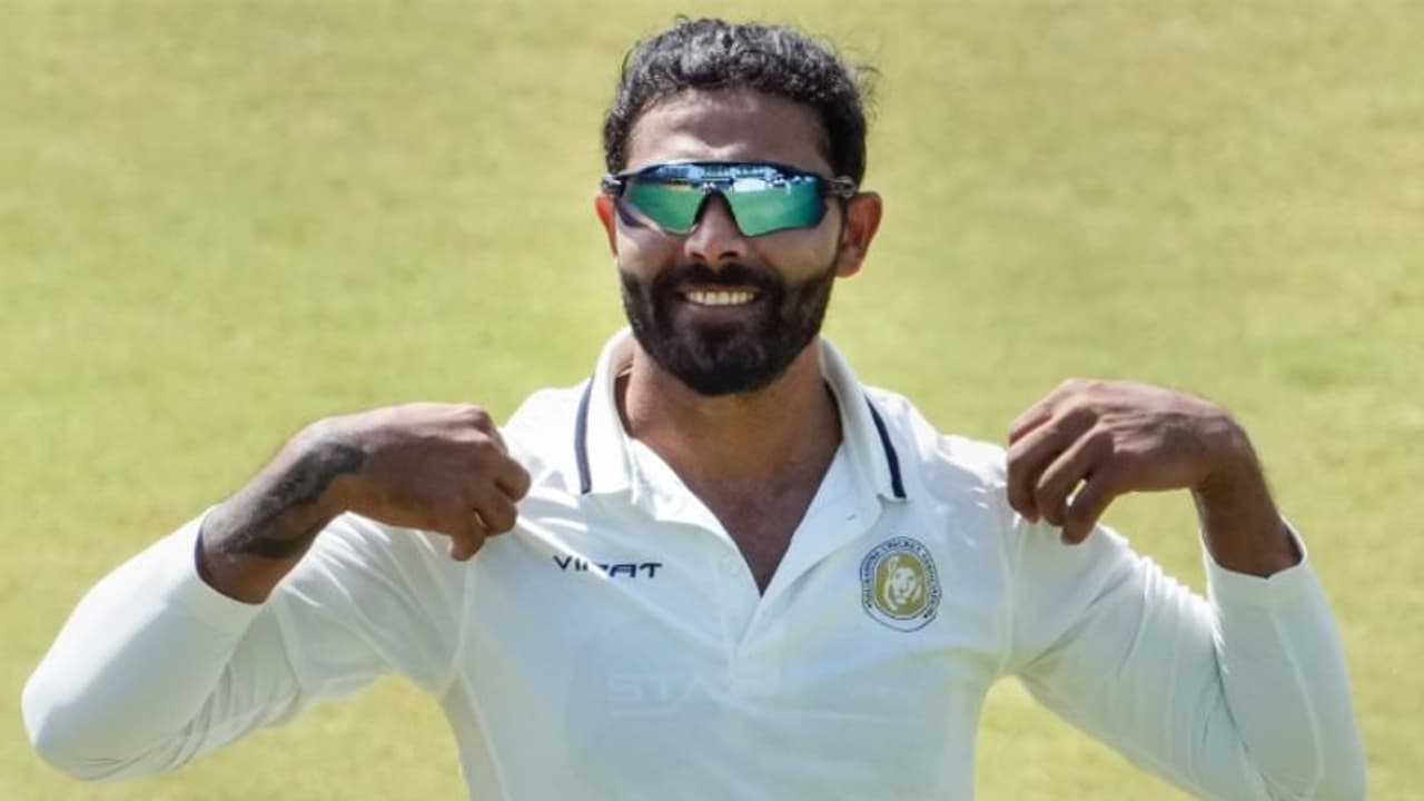 'ഏഴഴകില്' രവീന്ദ്ര ജഡേജ! ഏഴ് വിക്കറ്റ് പിഴുത് രാജകീയ തിരിച്ചുവരവ്; സൗരാഷ്ട്രക്ക് വിജയപ്രതീക്ഷ 'ഏഴഴകില്' രവീന്ദ്ര ജഡേജ! ഏഴ് വിക്കറ്റ് പിഴുത് രാജകീയ തിരിച്ചുവരവ്; സൗരാഷ്ട്രക്ക് വിജയപ്രതീക്ഷ