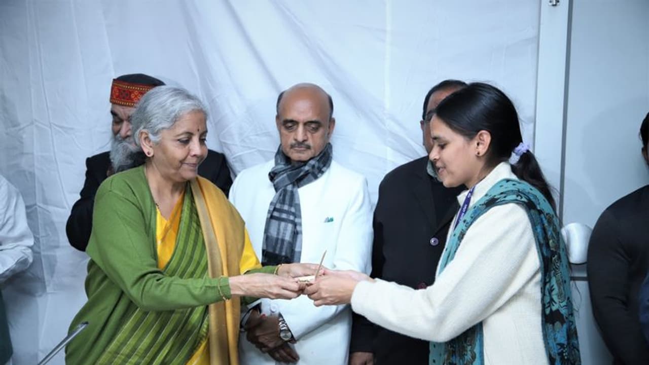 ஆண்டின் முழு பட்ஜெட் ரெடி; நிதித்துறை ஊழியர்களுக்கு அல்வா கொடுத்த நிர்மலா சீதாராமன் ஆண்டின் முழு பட்ஜெட் ரெடி; நிதித்துறை ஊழியர்களுக்கு அல்வா கொடுத்த நிர்மலா சீதாராமன்