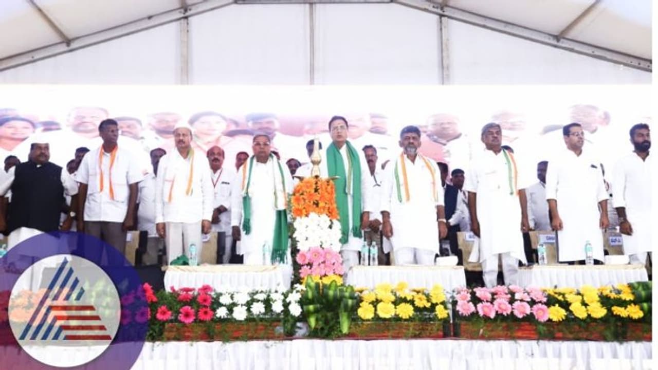 Prajadhwani Yatra: ಸರ್ಕಾರದ 4 ಸಚಿವರು, 17 ಶಾಸಕರು ಭ್ರಷ್ಟಾಚಾರದಲ್ಲಿ ತೊಡಗಿದ್ದಾರೆ: ಸುರ್ಜೇವಾಲ ಆರೋಪ Prajadhwani Yatra: ಸರ್ಕಾರದ 4 ಸಚಿವರು, 17 ಶಾಸಕರು ಭ್ರಷ್ಟಾಚಾರದಲ್ಲಿ ತೊಡಗಿದ್ದಾರೆ: ಸುರ್ಜೇವಾಲ ಆರೋಪ