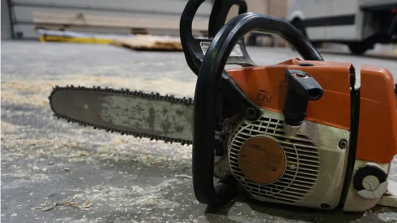 സ്വഭാവദൂഷ്യം കാരണം പൊറുതിമുട്ടി; 'ചെയിന്സോ' ഉപയോഗിച്ച് മകനെ കൊല്ലാന് ശ്രമിച്ച പിതാവ് പിടിയില് സ്വഭാവദൂഷ്യം കാരണം പൊറുതിമുട്ടി; 'ചെയിന്സോ' ഉപയോഗിച്ച് മകനെ കൊല്ലാന് ശ്രമിച്ച പിതാവ് പിടിയില്