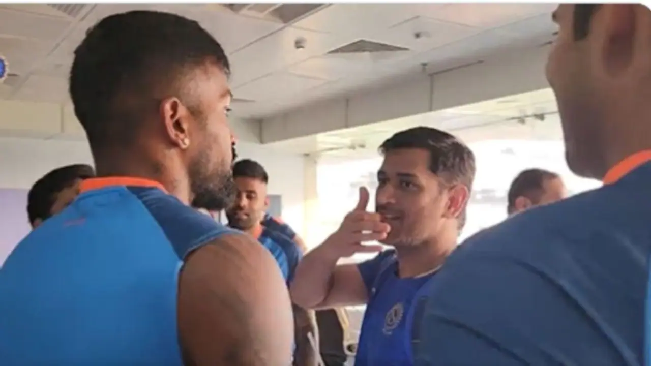 కొబ్బరి బొండాం పట్టుకుని డ్రెస్సింగ్ రూమ్కి వచ్చిన ‘మిస్టర్ కూల్’ ఎంఎస్ ధోనీ... హార్ధిక్ రియాక్షన్ ఏంటంటే... కొబ్బరి బొండాం పట్టుకుని డ్రెస్సింగ్ రూమ్కి వచ్చిన ‘మిస్టర్ కూల్’ ఎంఎస్ ధోనీ... హార్ధిక్ రియాక్షన్ ఏంటంటే...