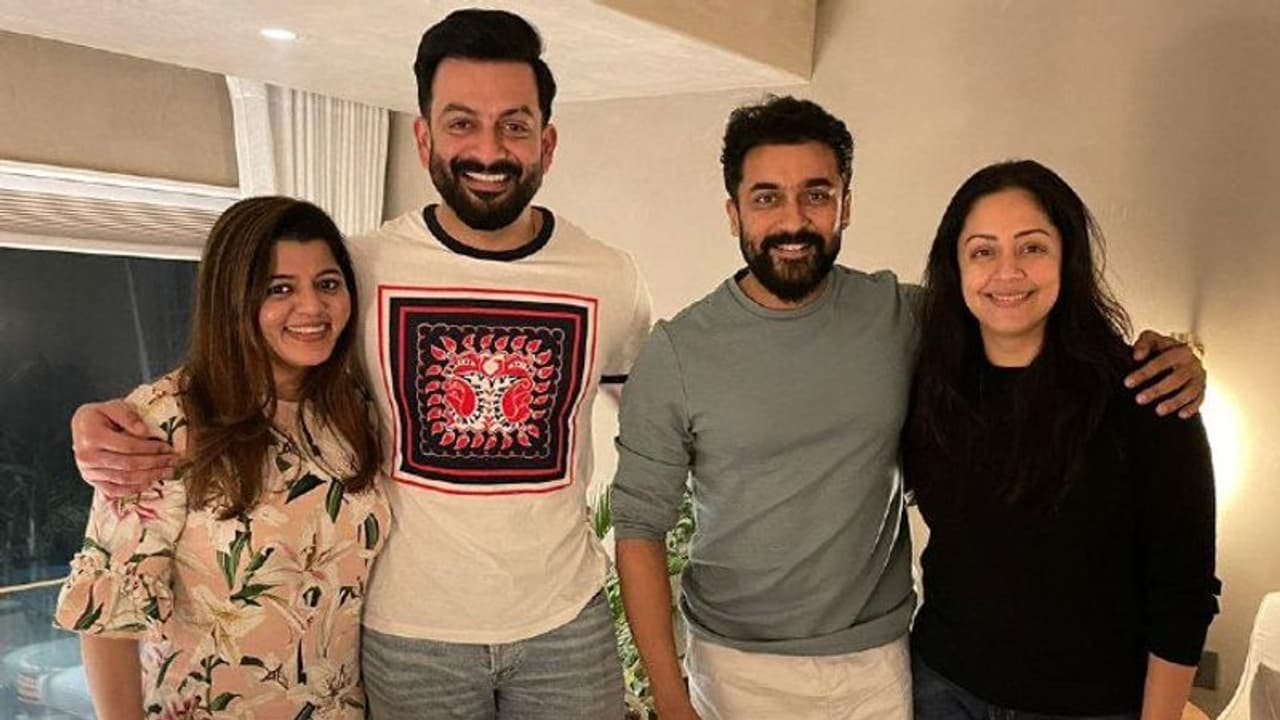 സൂര്യയ്ക്കും ജ്യോതികയ്ക്കുമൊപ്പം പൃഥ്വിയും സുപ്രിയയും; ചിത്രം വൈറല് സൂര്യയ്ക്കും ജ്യോതികയ്ക്കുമൊപ്പം പൃഥ്വിയും സുപ്രിയയും; ചിത്രം വൈറല്