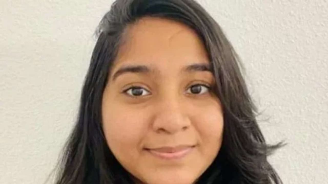 റോഡ് മുറിച്ച് കടക്കുന്നതിനിടെ പൊലീസ് വാഹനമിടിച്ചു; ഇന്ത്യൻ വിദ്യാർഥിനിക്ക് യുഎസിൽ ദാരുണാന്ത്യം റോഡ് മുറിച്ച് കടക്കുന്നതിനിടെ പൊലീസ് വാഹനമിടിച്ചു; ഇന്ത്യൻ വിദ്യാർഥിനിക്ക് യുഎസിൽ ദാരുണാന്ത്യം