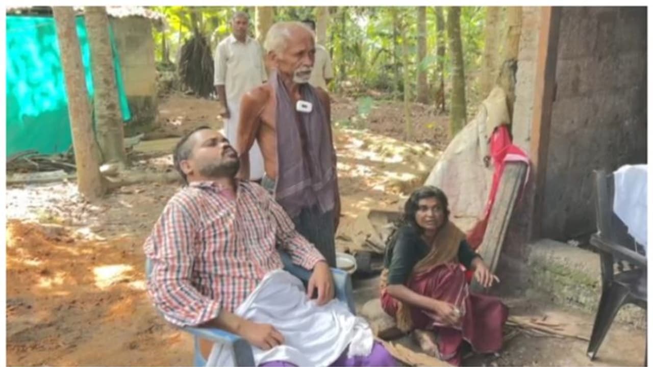 ദരിദ്രകുടുംബത്തിന് സഹായ പ്രവാഹം; റേഷൻകാർഡും വാട്ടർ കണക്ഷനും കിട്ടി; വൈദ്യുതിയെത്തും, താമസിയാതെ പുതിയ വീടും ദരിദ്രകുടുംബത്തിന് സഹായ പ്രവാഹം; റേഷൻകാർഡും വാട്ടർ കണക്ഷനും കിട്ടി; വൈദ്യുതിയെത്തും, താമസിയാതെ പുതിയ വീടും