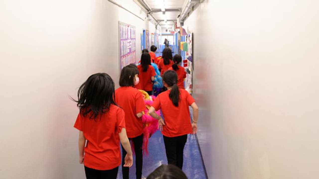 ക്ലാസ് കട്ട് ചെയ്ത് ഔട്ടിംഗിന് പോയാലോയെന്ന് സ്കൂളിലെ 'പുതിയ വിദ്യാര്‍ത്ഥി'; 29കാരി കുടുങ്ങി