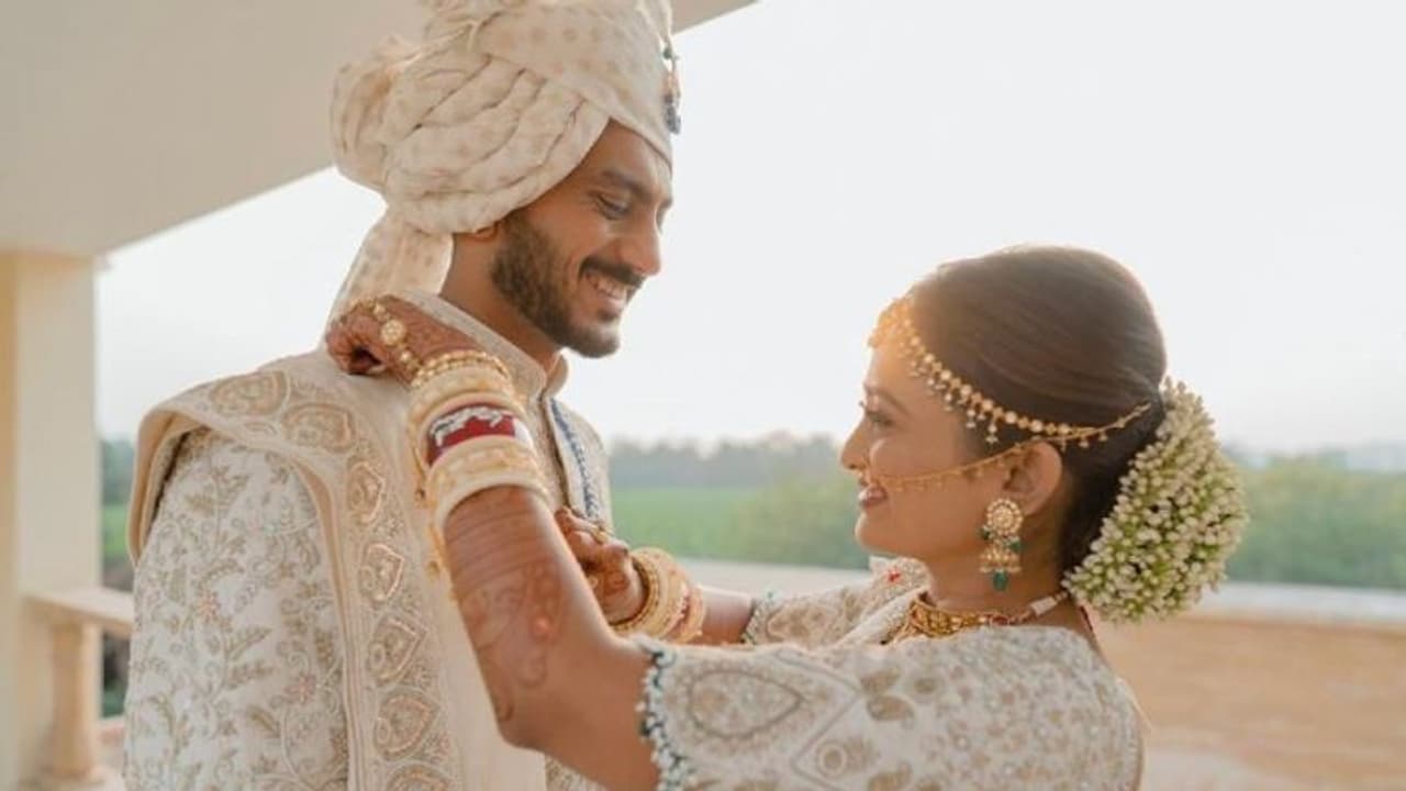 ഇന്ത്യന് ക്രിക്കറ്റ് താരം അക്സര് പട്ടേല് വിവാഹിതനായി ഇന്ത്യന് ക്രിക്കറ്റ് താരം അക്സര് പട്ടേല് വിവാഹിതനായി