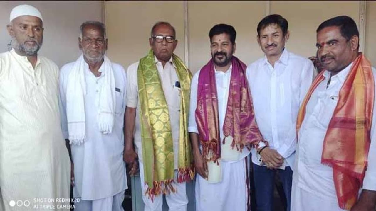 కొడంగల్ మాజీ ఎమ్మెల్యేతో రేవంత్ రెడ్డి భేటీ: కాంగ్రెస్ లోకి గుర్నాథ్ రెడ్డి కొడంగల్ మాజీ ఎమ్మెల్యేతో రేవంత్ రెడ్డి భేటీ: కాంగ్రెస్ లోకి గుర్నాథ్ రెడ్డి