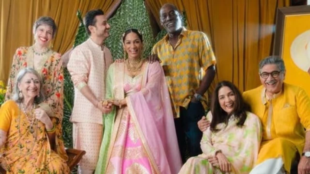 മകളുടെ വിവാഹ ഫോട്ടോയില് ഭര്ത്താവിനും മുന് ഭര്ത്താവിനും ഒപ്പം നീന ഗുപ്ത മകളുടെ വിവാഹ ഫോട്ടോയില് ഭര്ത്താവിനും മുന് ഭര്ത്താവിനും ഒപ്പം നീന ഗുപ്ത