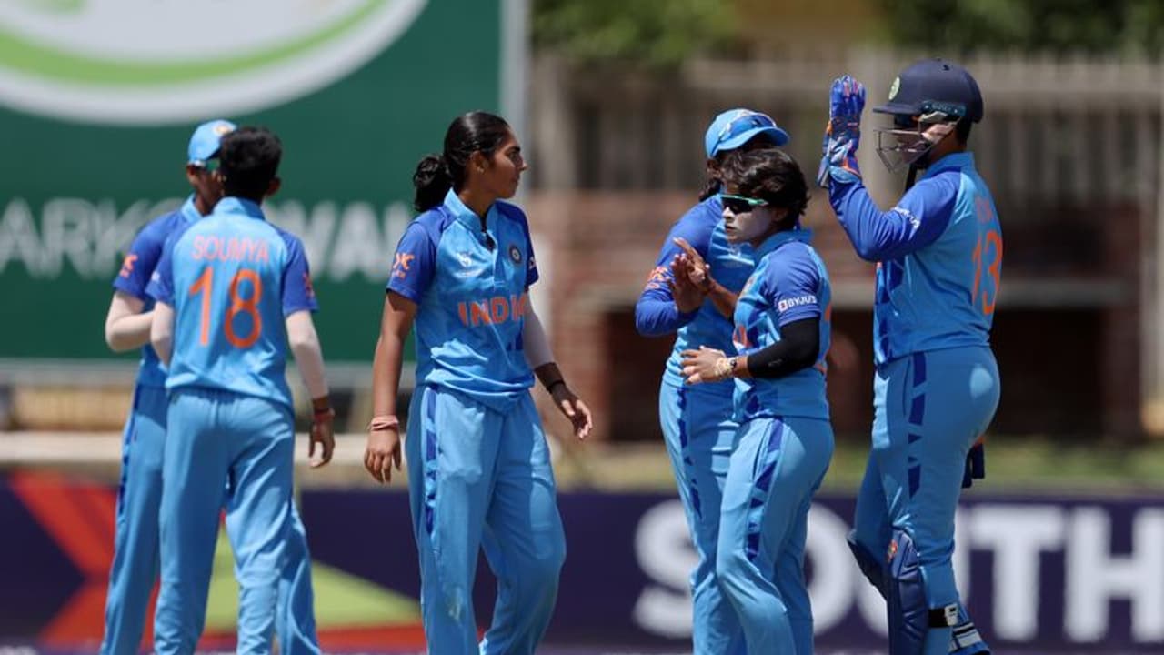 U19 ఉమెన్స్ టీ20 వరల్డ్ కప్ ఫైనల్: టాస్ గెలిచిన టీమిండియా... ఇంగ్లాండ్కి చెక్ పెట్టగలదా... U19 ఉమెన్స్ టీ20 వరల్డ్ కప్ ఫైనల్: టాస్ గెలిచిన టీమిండియా... ఇంగ్లాండ్కి చెక్ పెట్టగలదా...