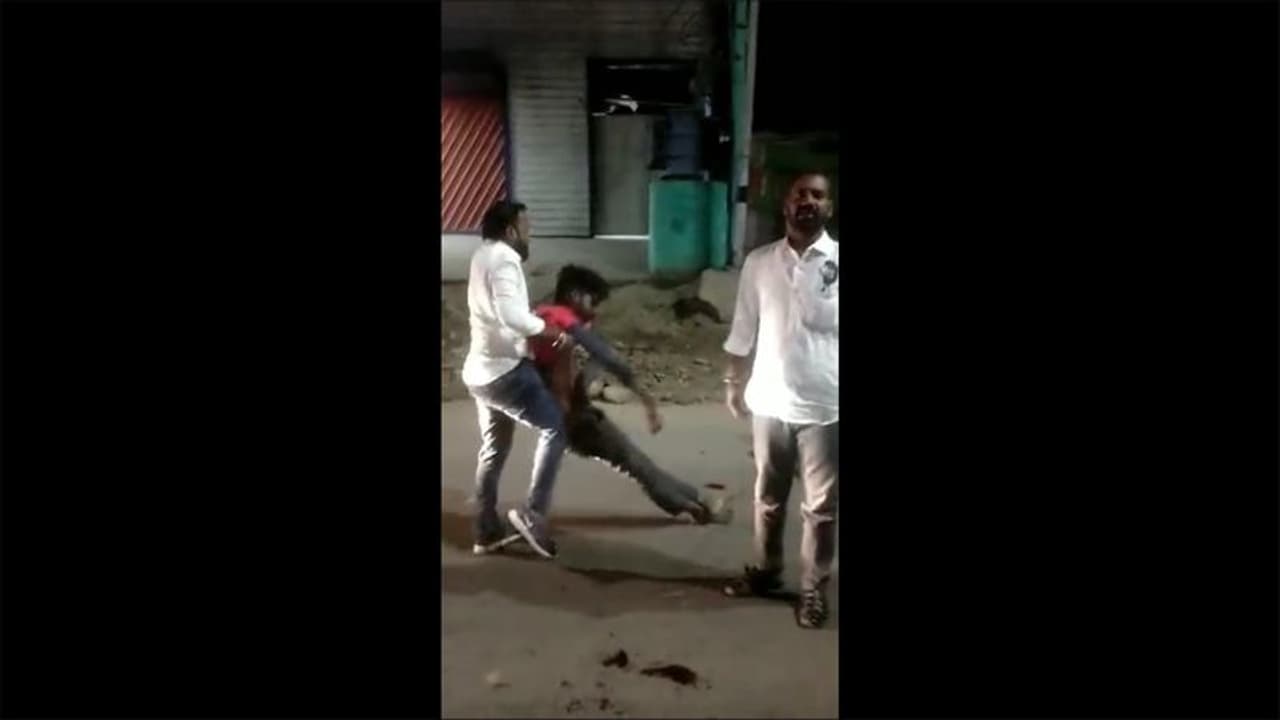 வேலூரில் உணவு டெலிவரி ஊழியர் மீது கொலை வெறி தாக்குதல்; ஒருவர் கைது வேலூரில் உணவு டெலிவரி ஊழியர் மீது கொலை வெறி தாக்குதல்; ஒருவர் கைது