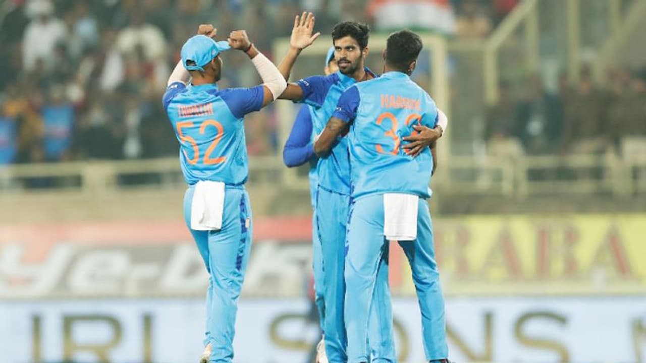 ഇരട്ടപ്രഹരവുമായി വാഷിംഗ്ടണ് സുന്ദര്! ഇന്ത്യക്കെതിരെ ആദ്യ ടി20യില് കിവിസീന് മോശം തുടക്കം ഇരട്ടപ്രഹരവുമായി വാഷിംഗ്ടണ് സുന്ദര്! ഇന്ത്യക്കെതിരെ ആദ്യ ടി20യില് കിവിസീന് മോശം തുടക്കം