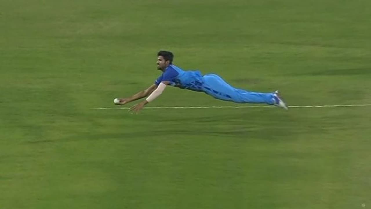 సుందర్ సూపర్ క్యాచ్.. కివీస్ను కట్టడి చేసిన చెన్నై చిన్నోడు.. సుందర్ సూపర్ క్యాచ్.. కివీస్ను కట్టడి చేసిన చెన్నై చిన్నోడు..