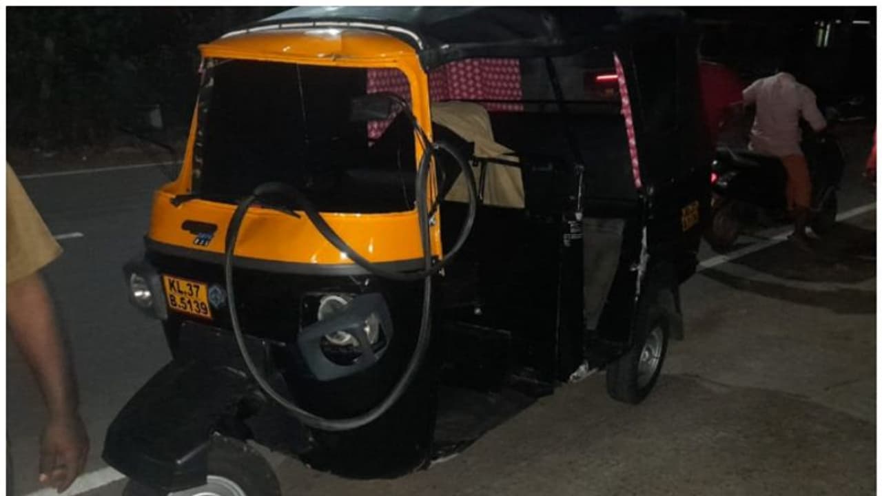 വഴിയാത്രിക്കാർക്ക് നേരെ ഓട്ടോ ഇടിച്ചുകയറി, നാലു വയസുകാരൻ മരിച്ചു; അച്ഛനും അമ്മയും ആശുപത്രിയിൽ വഴിയാത്രിക്കാർക്ക് നേരെ ഓട്ടോ ഇടിച്ചുകയറി, നാലു വയസുകാരൻ മരിച്ചു; അച്ഛനും അമ്മയും ആശുപത്രിയിൽ
