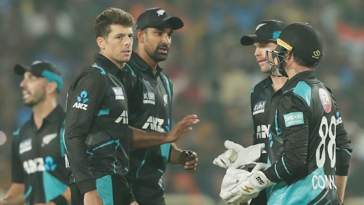 വാഷിംഗ്ടണ് സുന്ദറിന്റെ പോരാട്ടം പാഴായി; കിവീസ് ബൗളര്മാര് പണിതന്നു! ആദ്യ ടി20യില് ഇന്ത്യക്ക് തോല്വി വാഷിംഗ്ടണ് സുന്ദറിന്റെ പോരാട്ടം പാഴായി; കിവീസ് ബൗളര്മാര് പണിതന്നു! ആദ്യ ടി20യില് ഇന്ത്യക്ക് തോല്വി