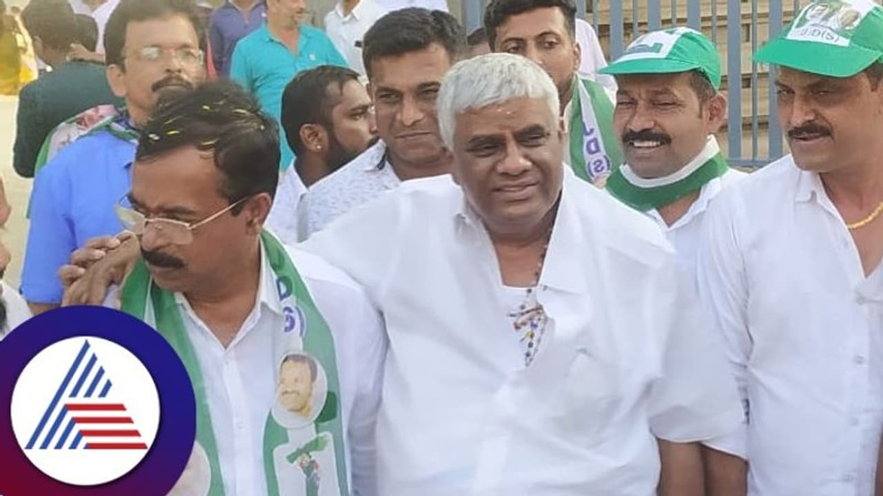 ಹಾಸನದಲ್ಲಿ ಜೆಡಿಎಸ್ ಟಿಕೆಟ್ಗಾಗಿ ವಾರ್: ಶೃಂಗೇರಿ ಶಾರದಾಂಬೆ ಮೊರೆ ಹೋದ್ರಾ ರೇವಣ್ಣ ದಂಪತಿ ಹಾಸನದಲ್ಲಿ ಜೆಡಿಎಸ್ ಟಿಕೆಟ್ಗಾಗಿ ವಾರ್: ಶೃಂಗೇರಿ ಶಾರದಾಂಬೆ ಮೊರೆ ಹೋದ್ರಾ ರೇವಣ್ಣ ದಂಪತಿ