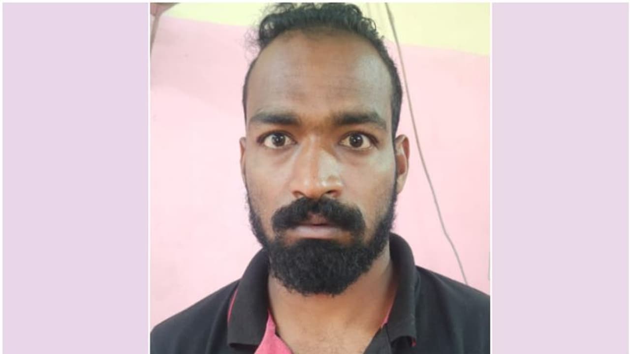 ഭിന്നശേഷിക്കാരിയോട് കൊടും ക്രൂരത; റോഡിലൂടെ വലിച്ചിഴച്ചു, വീട്ടിലെത്തിച്ച് പീഡിപ്പിച്ചു; യുവാവ് അറസ്റ്റിൽ ഭിന്നശേഷിക്കാരിയോട് കൊടും ക്രൂരത; റോഡിലൂടെ വലിച്ചിഴച്ചു, വീട്ടിലെത്തിച്ച് പീഡിപ്പിച്ചു; യുവാവ് അറസ്റ്റിൽ