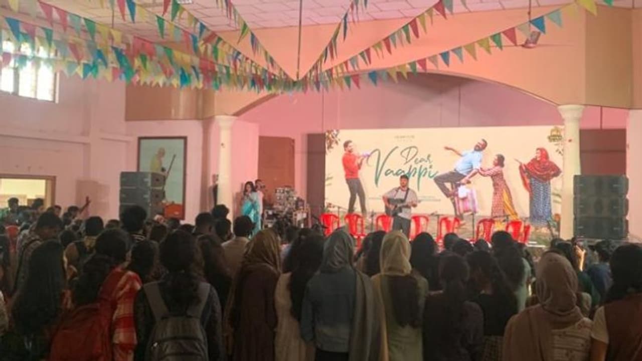 'ഡിയർ വാപ്പി' ടീമിനൊപ്പം ആടിയും പാടിയും യു സി കോളെജ് വിദ്യാർഥികള് 'ഡിയർ വാപ്പി' ടീമിനൊപ്പം ആടിയും പാടിയും യു സി കോളെജ് വിദ്യാർഥികള്