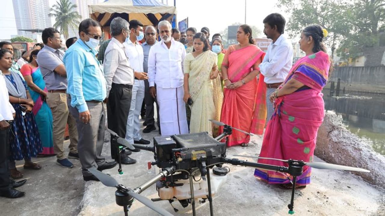 சென்னையில் ட்ரோன் மூலம் கொசு மருந்து தெளிக்கும் திட்டம்: அமைச்சர் தொடங்கி வைத்தார் சென்னையில் ட்ரோன் மூலம் கொசு மருந்து தெளிக்கும் திட்டம்: அமைச்சர் தொடங்கி வைத்தார்