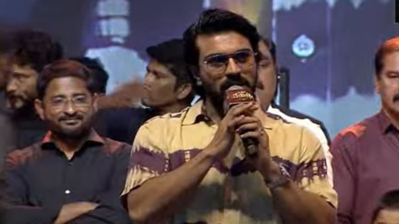 నాన్నగారు క్వైట్గా ఉంటారేమో.. మేం ఉండం.. రామ్చరణ్ స్ట్రాంగ్ వార్నింగ్.. టార్గెట్ రోజానా? నాన్నగారు క్వైట్గా ఉంటారేమో.. మేం ఉండం.. రామ్చరణ్ స్ట్రాంగ్ వార్నింగ్.. టార్గెట్ రోజానా?