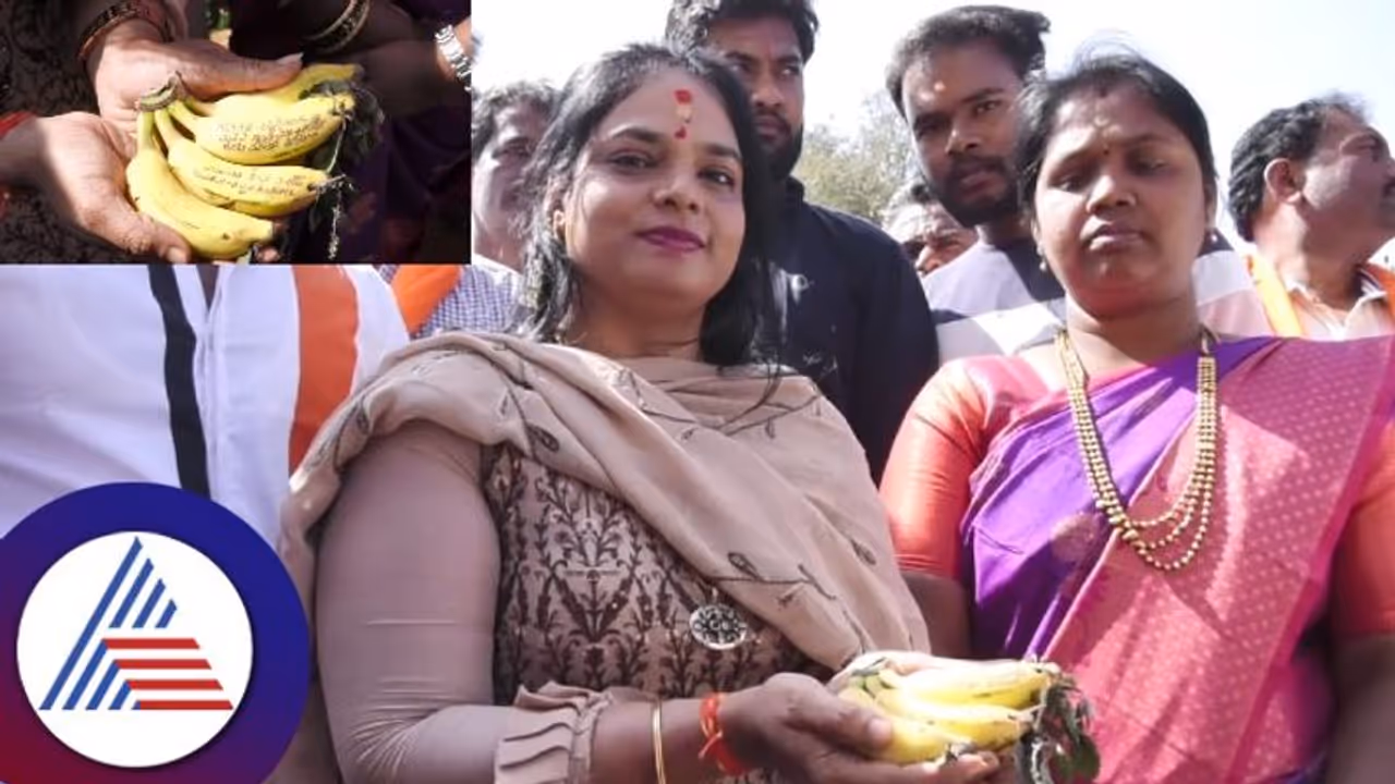 Kolar: ಪತಿಯನ್ನು MLA ಮಾಡುವಂತೆ ದೇವರ ರಥಕ್ಕೆ ಬಾಳೆಹಣ್ಣು ಎಸೆದ ಪತ್ನಿ! Kolar: ಪತಿಯನ್ನು MLA ಮಾಡುವಂತೆ ದೇವರ ರಥಕ್ಕೆ ಬಾಳೆಹಣ್ಣು ಎಸೆದ ಪತ್ನಿ!