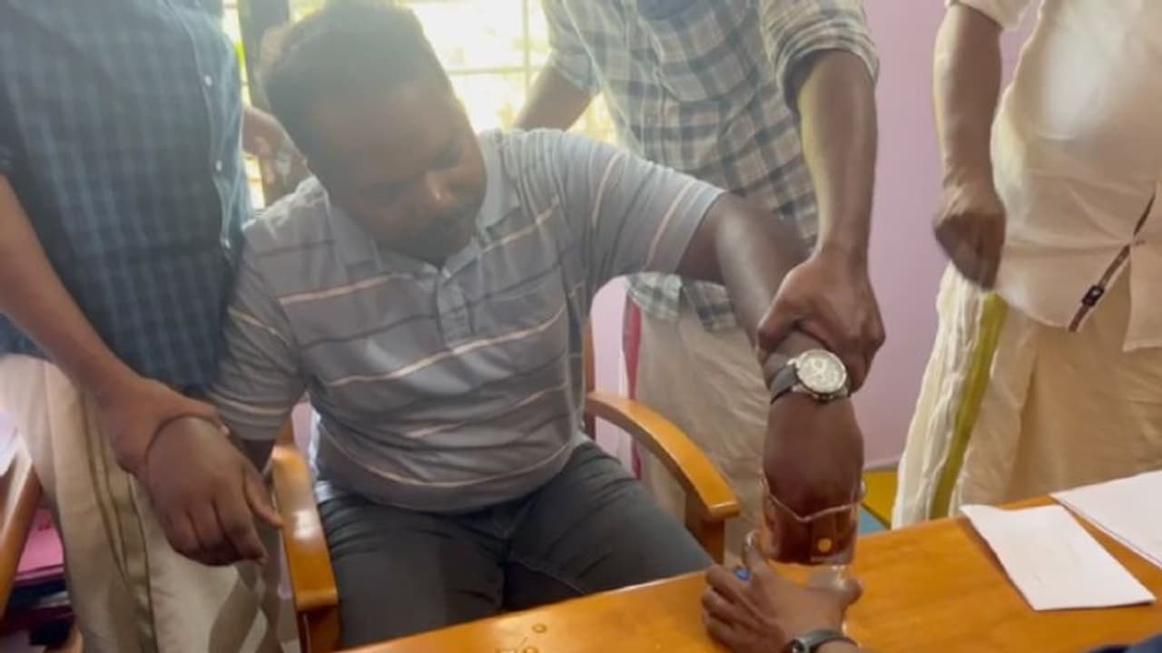 പണവും സ്കോച്ച് വിസ്കിയും വേണം; വ്യവസായില്‍ നിന്ന് കൈക്കൂലി വാങ്ങുന്നതിനിടെ എഞ്ചിനീയര്‍ പിടിയില്‍