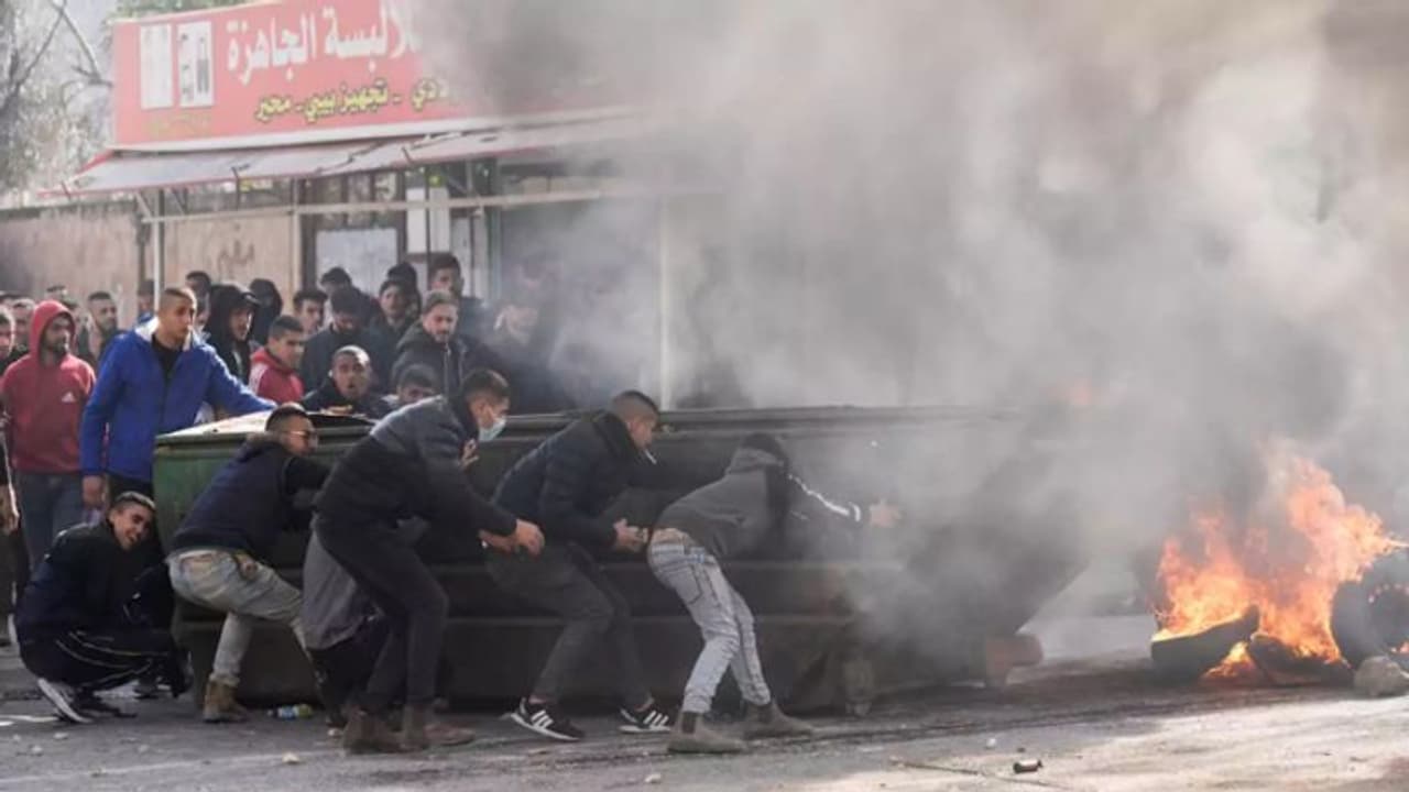 ഇസ്രയേൽ പലസ്തീൻ സംഘർഷം വീണ്ടും ശക്തമാകുന്നു; ഇരുപക്ഷത്തുമായി 16 മരണം, നിരവധി പേർക്ക് പരിക്ക് ഇസ്രയേൽ പലസ്തീൻ സംഘർഷം വീണ്ടും ശക്തമാകുന്നു; ഇരുപക്ഷത്തുമായി 16 മരണം, നിരവധി പേർക്ക് പരിക്ക്