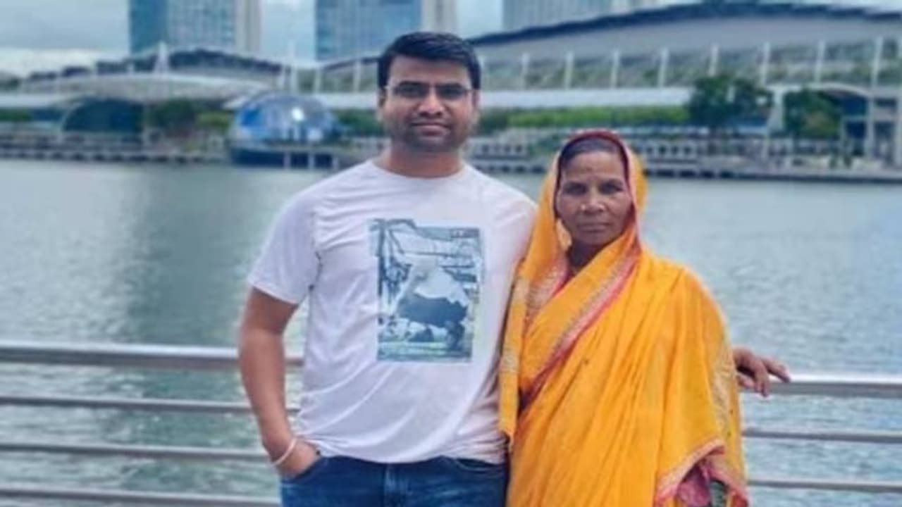 അമ്മ ആദ്യമായി വിമാനത്തിൽ കയറി, ഒരു വിദേശരാജ്യം കണ്ടു; സോഷ്യൽ മീഡിയയെ സ്പർശിച്ച് മകന്റെ കുറിപ്പ്