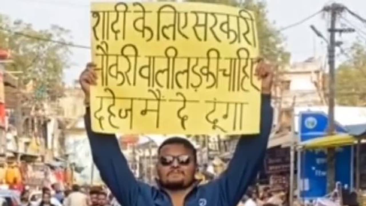 വധുവിനെ ആവശ്യമുണ്ട്, പോസ്റ്ററും പിടിച്ച് മാർക്കറ്റിൽ യുവാവ്; വീഡിയോ വൈറൽ 