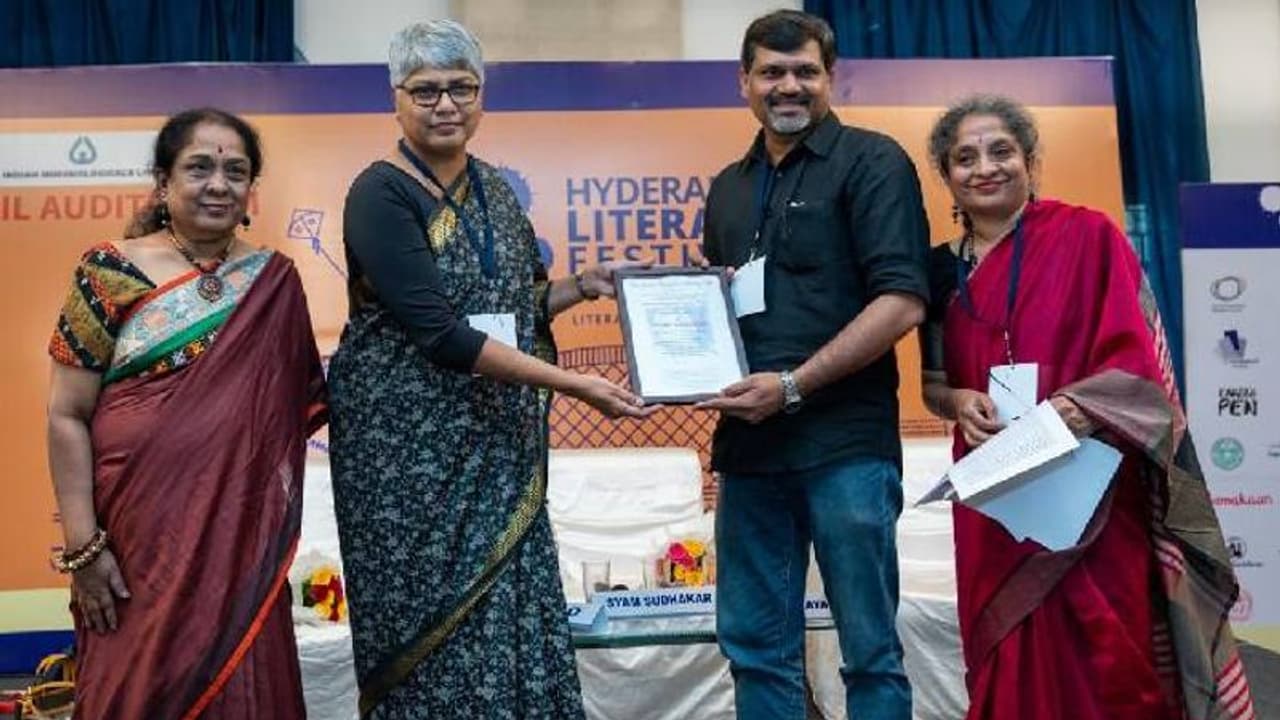 ശ്രീനിവാസ റായപ്രോൾ കവിതാ പുരസ്കാരം ഡോ. ശ്യാം സുധാകറിന് സമ്മാനിച്ചു ശ്രീനിവാസ റായപ്രോൾ കവിതാ പുരസ്കാരം ഡോ. ശ്യാം സുധാകറിന് സമ്മാനിച്ചു