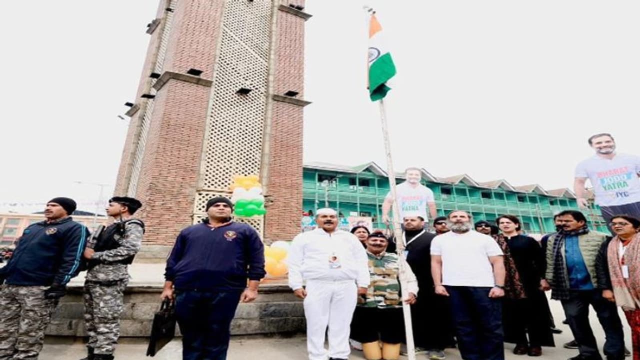  జాతీయ జెండా కంటే ఎత్తులో కటౌట్: రాహుల్ పై నెటిజన్ల మండిపాటు 