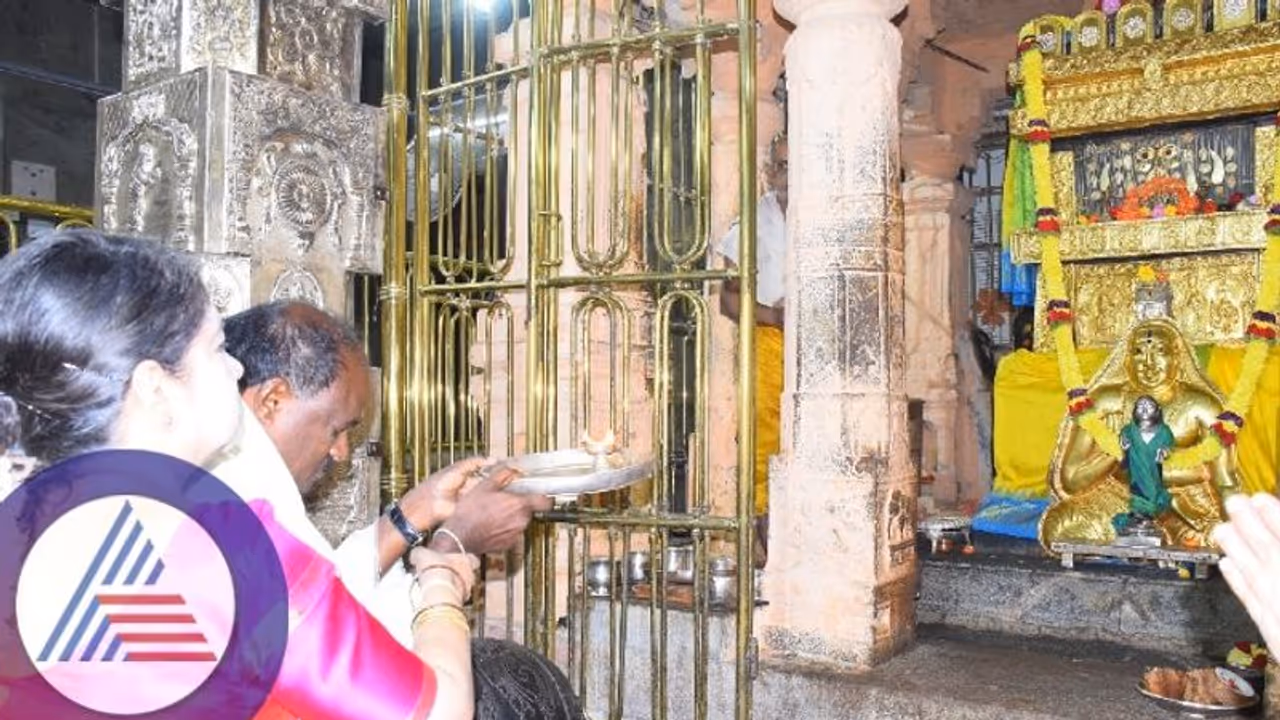 ಸ್ವತಂತ್ರ ಸರ್ಕಾರ ರಚನೆಗಾಗಿ ರಾಯರ ಮೊರೆ: ಮಂತ್ರಾಲಯದಲ್ಲಿ ಕುಮಾರಸ್ವಾಮಿ ದಂಪತಿ ಸ್ವತಂತ್ರ ಸರ್ಕಾರ ರಚನೆಗಾಗಿ ರಾಯರ ಮೊರೆ: ಮಂತ್ರಾಲಯದಲ್ಲಿ ಕುಮಾರಸ್ವಾಮಿ ದಂಪತಿ