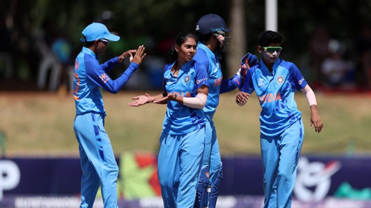 അണ്ടര് 19 വനിതാ ക്രിക്കറ്റ് ലോകകപ്പ് ഫൈനല്; ഇംഗ്ലണ്ടിനെ 68ല് എറിഞ്ഞിട്ട് ഇന്ത്യ അണ്ടര് 19 വനിതാ ക്രിക്കറ്റ് ലോകകപ്പ് ഫൈനല്; ഇംഗ്ലണ്ടിനെ 68ല് എറിഞ്ഞിട്ട് ഇന്ത്യ