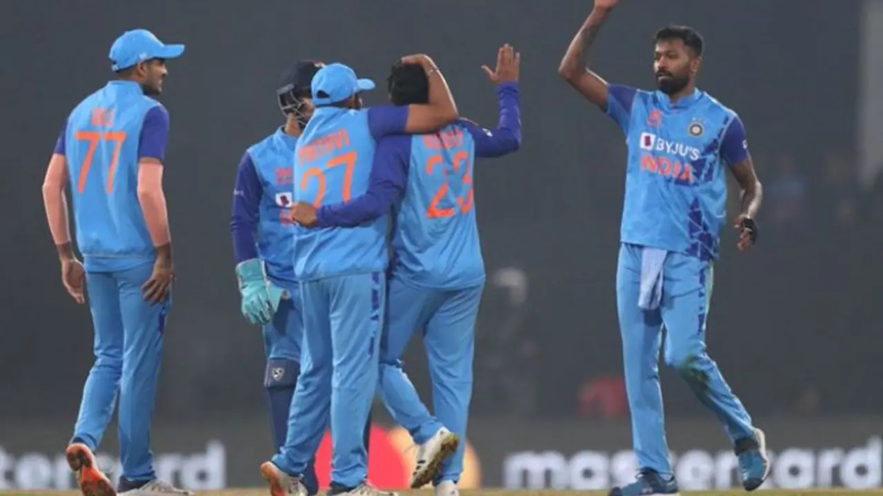 కివీస్ను కట్టడి చేసిన స్పిన్నర్లు.. భారత్ ముందు ఈజీ టార్గెట్.. బ్యాటర్లు ఏం చేస్తారో..? కివీస్ను కట్టడి చేసిన స్పిన్నర్లు.. భారత్ ముందు ఈజీ టార్గెట్.. బ్యాటర్లు ఏం చేస్తారో..?