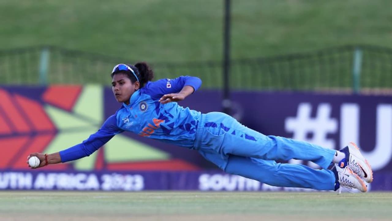 മിന്നലായി അര്ച്ചന! അണ്ടര് 19 ലോകകപ്പ് ഫൈനലിലെ അത്ഭുത ക്യാച്ചില് വണ്ടറടിച്ച് ക്രിക്കറ്റ് ലോകം വീഡിയോ മിന്നലായി അര്ച്ചന! അണ്ടര് 19 ലോകകപ്പ് ഫൈനലിലെ അത്ഭുത ക്യാച്ചില് വണ്ടറടിച്ച് ക്രിക്കറ്റ് ലോകം വീഡിയോ