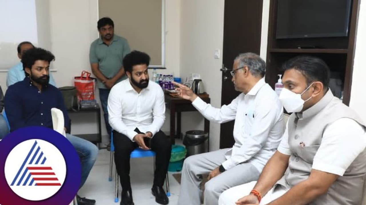 ತಾರಕ ರತ್ನ ಆರೋಗ್ಯದಲ್ಲಿ ಅಲ್ಪ ಚೇತರಿಕೆ: ಆಸ್ಪತ್ರೆಗೆ ಕುಟುಂಬ ಮತ್ತು ಗಣ್ಯರ ದಂಡು ತಾರಕ ರತ್ನ ಆರೋಗ್ಯದಲ್ಲಿ ಅಲ್ಪ ಚೇತರಿಕೆ: ಆಸ್ಪತ್ರೆಗೆ ಕುಟುಂಬ ಮತ್ತು ಗಣ್ಯರ ದಂಡು