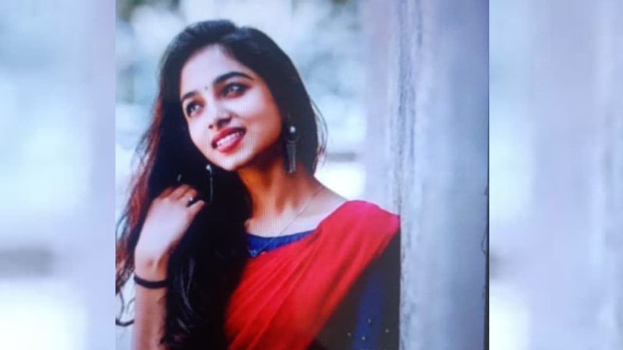 അക്ഷരയെ കാണാനില്ലെന്ന് പരാതി, പിന്നാലെ ആശുപത്രി കോമ്പൗണ്ടിൽ വീണു കിടക്കുന്നത് കണ്ടെത്തി; ജീവൻ രക്ഷിക്കാനായില്ല അക്ഷരയെ കാണാനില്ലെന്ന് പരാതി, പിന്നാലെ ആശുപത്രി കോമ്പൗണ്ടിൽ വീണു കിടക്കുന്നത് കണ്ടെത്തി; ജീവൻ രക്ഷിക്കാനായില്ല