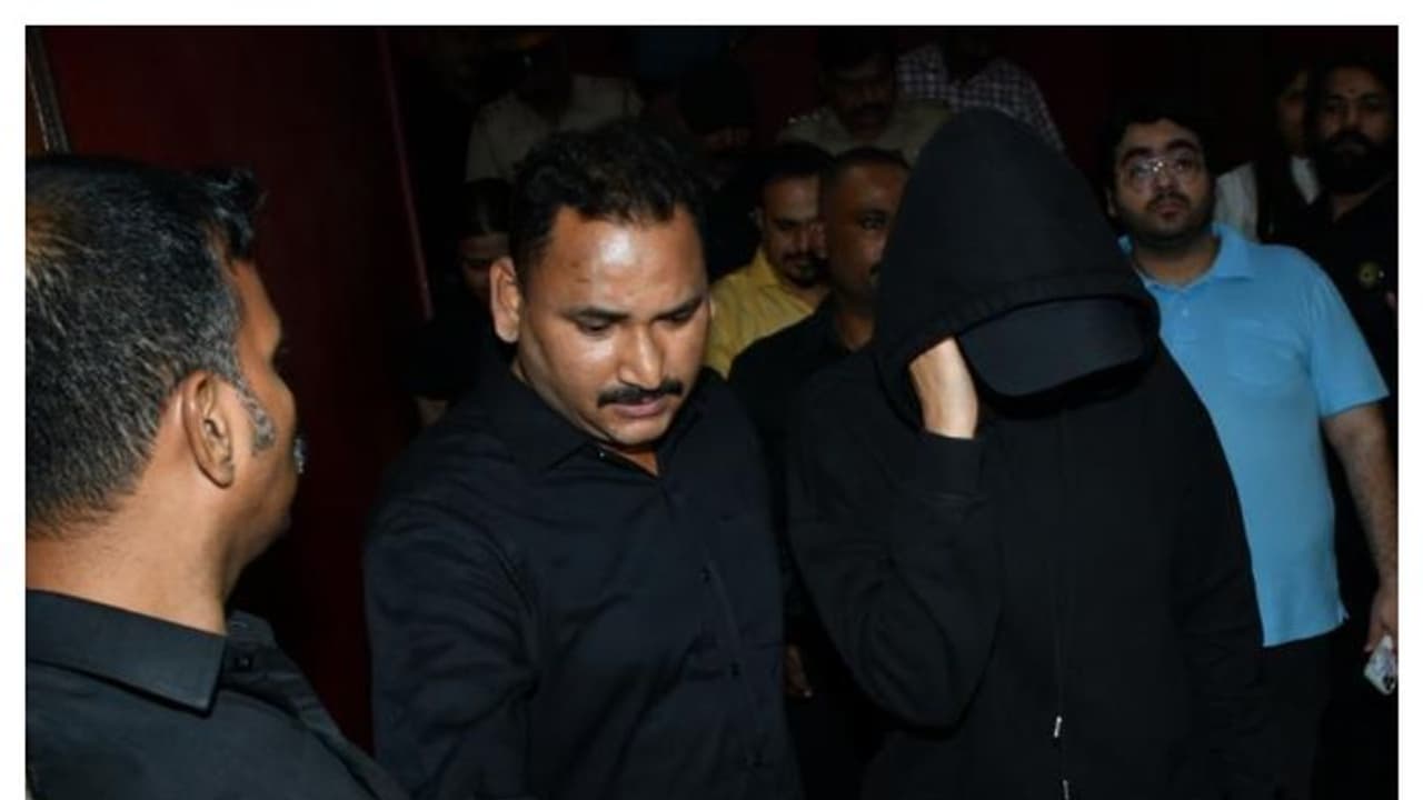 Pathaan: ಮುಖ ಮುಚ್ಕೊಂಡು ಹೋಗಿ ಸಿನಿಮಾ ವೀಕ್ಷಿಸಿದ ನಟಿ ದೀಪಿಕಾ ಪಡುಕೋಣೆ