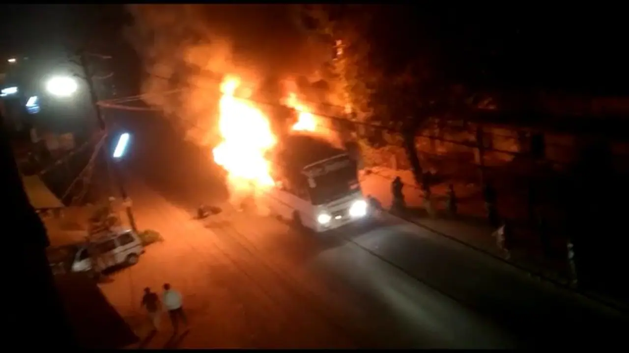 கோவையில் தீ பிடித்து எரிந்த பேருந்து: கீழே குதித்து உயிர் தப்பிய பயணிகள்