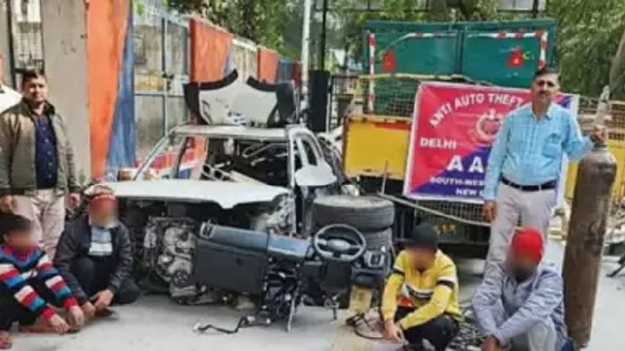 ಕಾರು ಕಳವು ಕೇಸ್ ಬೆನ್ನತ್ತಿದ ಪೊಲೀಸರಿಗೆ ಶಾಕ್: ಅಲ್ಲಿತ್ತು ಹಲವು ಐಷಾರಾಮಿ ಕಾರುಗಳ ಬಿಡಿಭಾಗ!