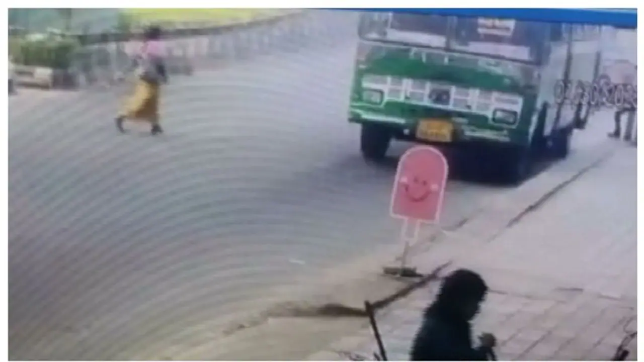 நாகையில் அரசு பேருந்தும், இருசக்கர வாகனமும் மோதி விபத்து; தாய் மகன் பலி நாகையில் அரசு பேருந்தும், இருசக்கர வாகனமும் மோதி விபத்து; தாய் மகன் பலி