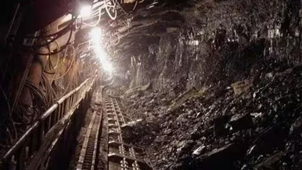 విషాదం.. బొగ్గు గని కూలి 12 మంది బాలురు మృతి..