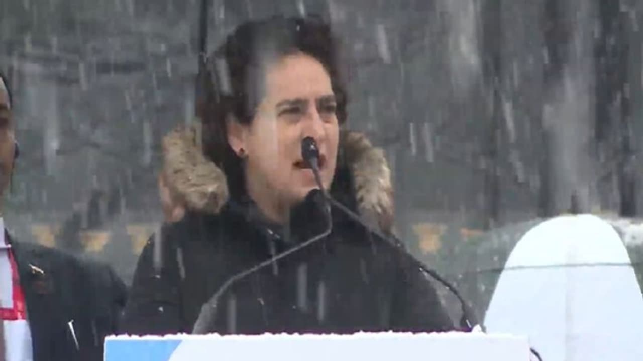 దేశాన్ని విభజించే, విచ్ఛిన్నం చేసే రాజకీయం నడుస్తోంది.. నా సోదరుడిది ఆధ్యాత్మిక యాత్ర: ప్రియాంక గాంధీ దేశాన్ని విభజించే, విచ్ఛిన్నం చేసే రాజకీయం నడుస్తోంది.. నా సోదరుడిది ఆధ్యాత్మిక యాత్ర: ప్రియాంక గాంధీ