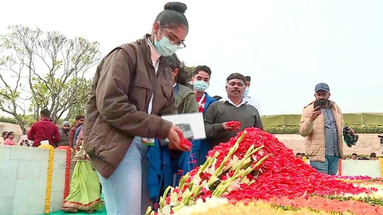 ഗാന്ധിസമാധിയിൽ ആദരം അർപ്പിച്ച് പ്രൗഡ് ടു ബി ആൻ ഇന്ത്യൻ യാത്രാ സംഘം, 6 ദിവസത്തെ പര്യടനം ഇന്ന് പൂര്ത്തിയാകും ഗാന്ധിസമാധിയിൽ ആദരം അർപ്പിച്ച് പ്രൗഡ് ടു ബി ആൻ ഇന്ത്യൻ യാത്രാ സംഘം, 6 ദിവസത്തെ പര്യടനം ഇന്ന് പൂര്ത്തിയാകും